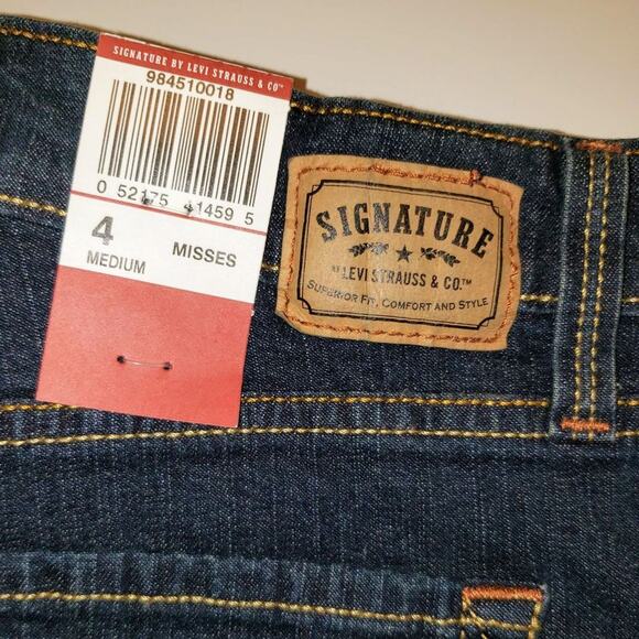 LEVIS NWT sz 4 womens jeans Signature - Picture 2 of 2